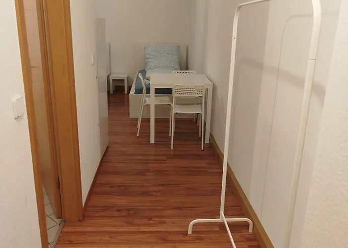 Simple & Cozy Living In For 5 Guests *